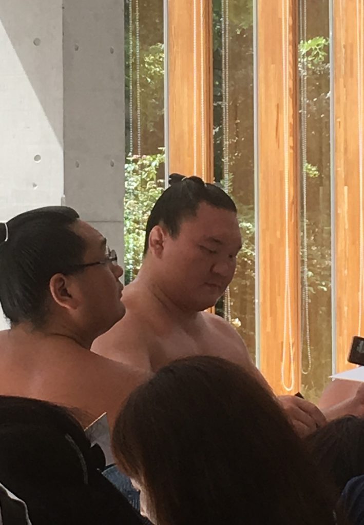 サインに応じる横綱白鵬