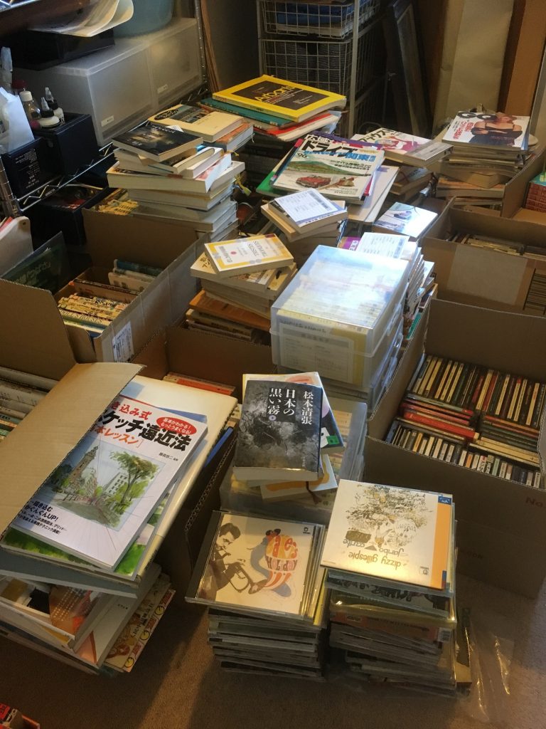 入間での古本買取査定の様子