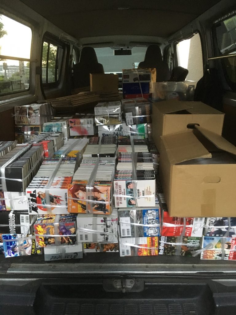 入間の古本買取で一杯になった荷室