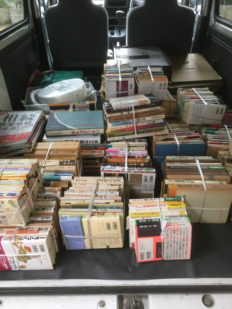 埼玉県で買取した本でいっぱいの荷室
