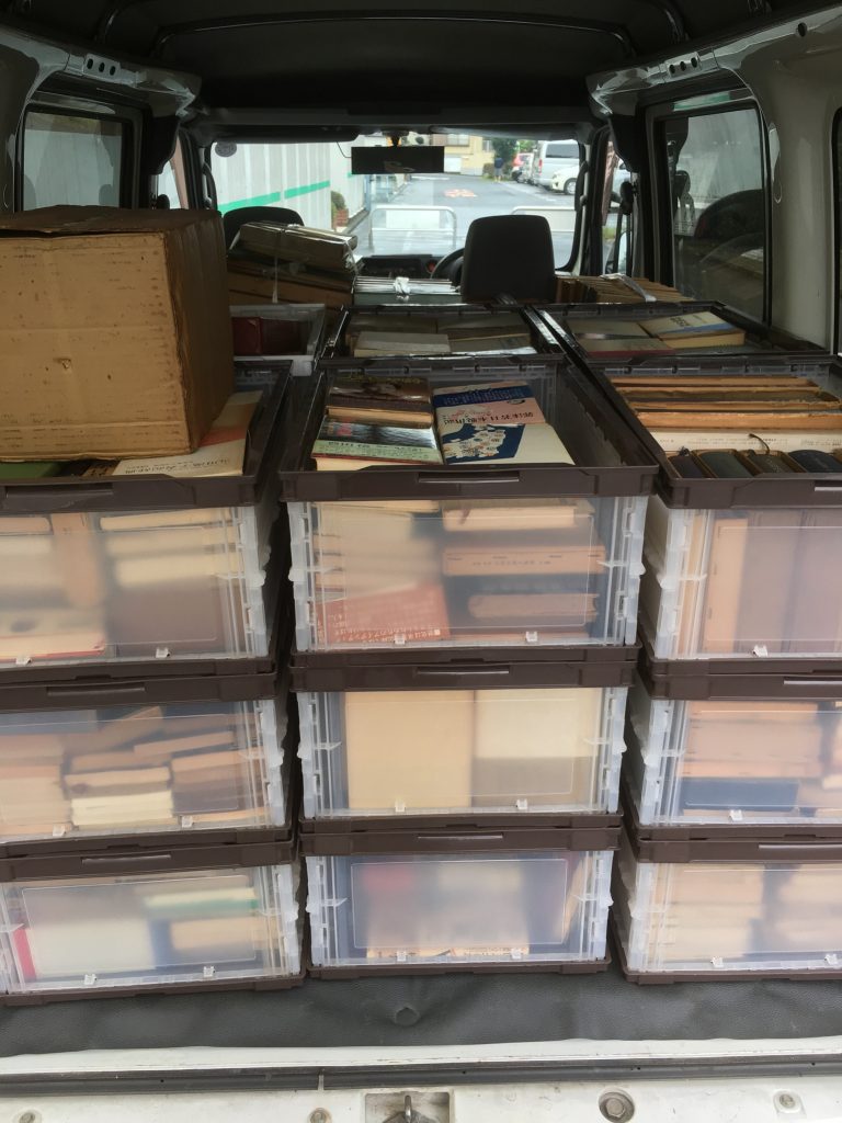 入間市で買取した古本で満載の車内
